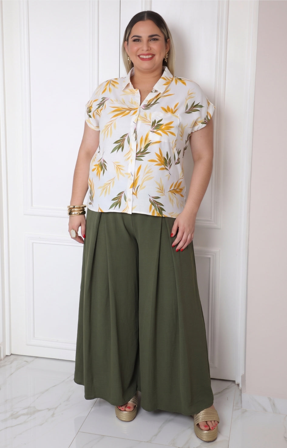 Pantalón wide leg Boutiquemirel PANTALON CURVY de corte amplio en tela suave, color negro, vista frontal.