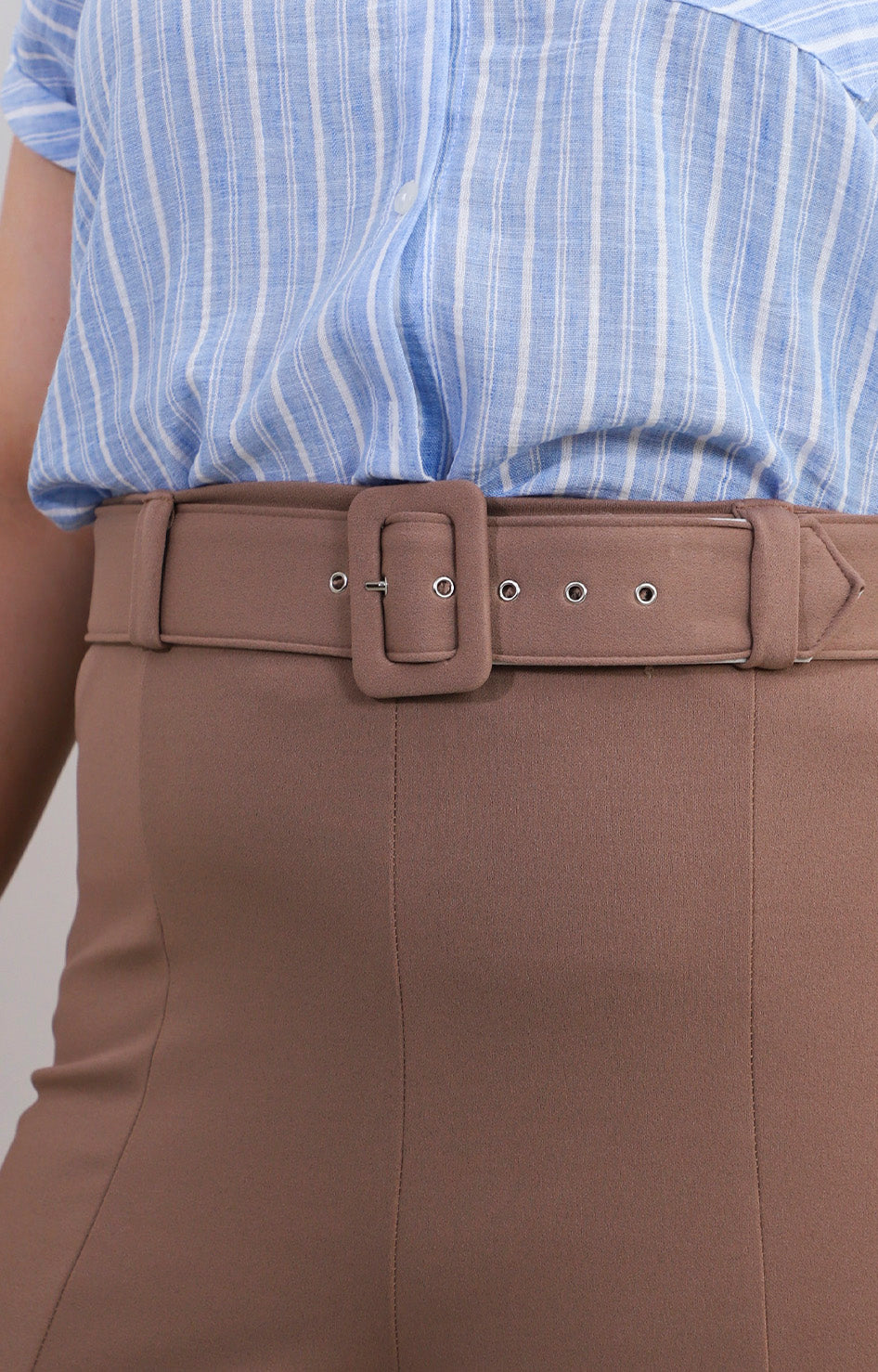 Pantalon beige con cinturòn