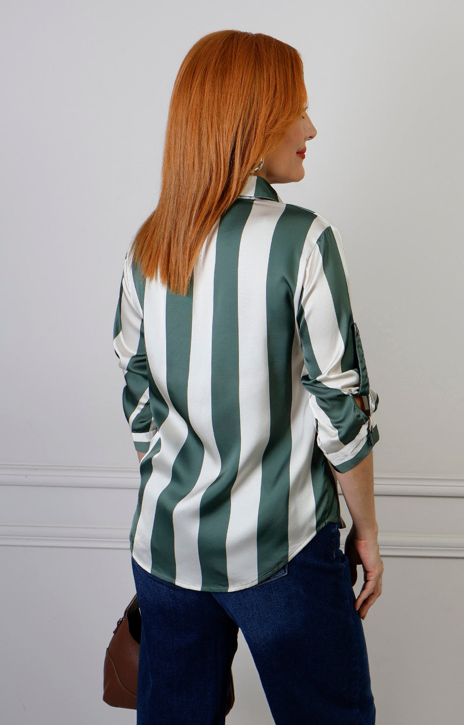 Blusa camisera a rayas verticales con detalles dorados de la marca Boutiquemirel, muestra el diseño y los detalles del cuello y mangas.