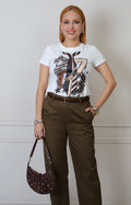 Blusa blanca con estampado gráfico Boutiquemirel, corte regular y diseño visible en la parte frontal
