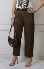 Pantalón regular de Boutiquemirel con cinturón trenzado en color neutro, estilo casual y cómodo para uso diario.