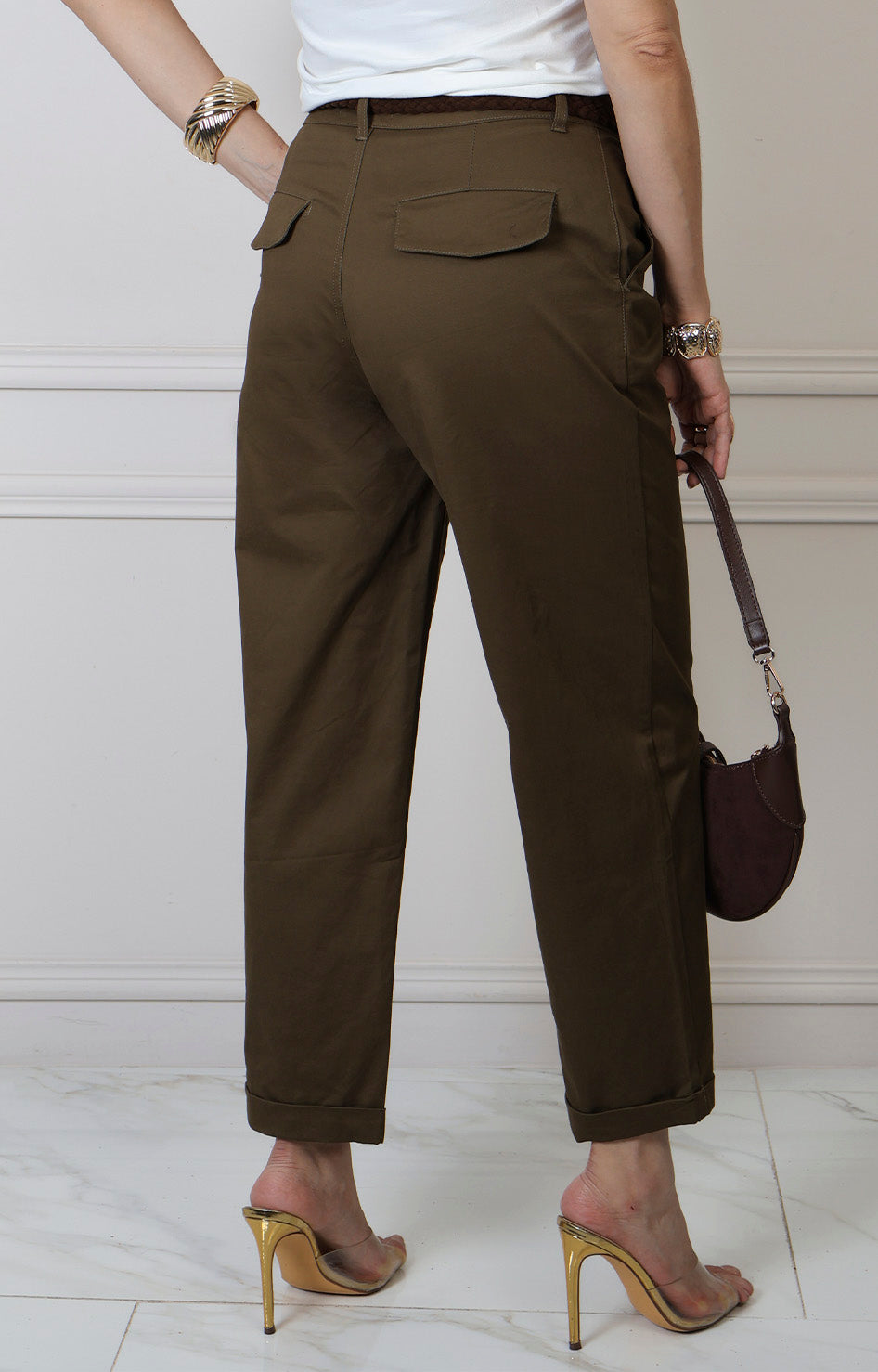 Pantalón regular de Boutiquemirel con cinturón trenzado en tela ligera y color neutro, vista frontal.
