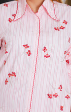 Blusa camisera floral bordada con aplicaciones