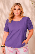 Blusa con manga de guipur de la marca IRE, estilo curvy, en color claro, con detalles delicados en la tela y diseño femenino.