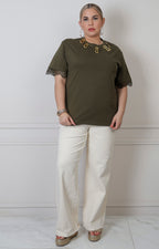 Blusa curveada Boutiquemirel con detalles dorados y encaje en las mangas, estilo elegante y femenino.
