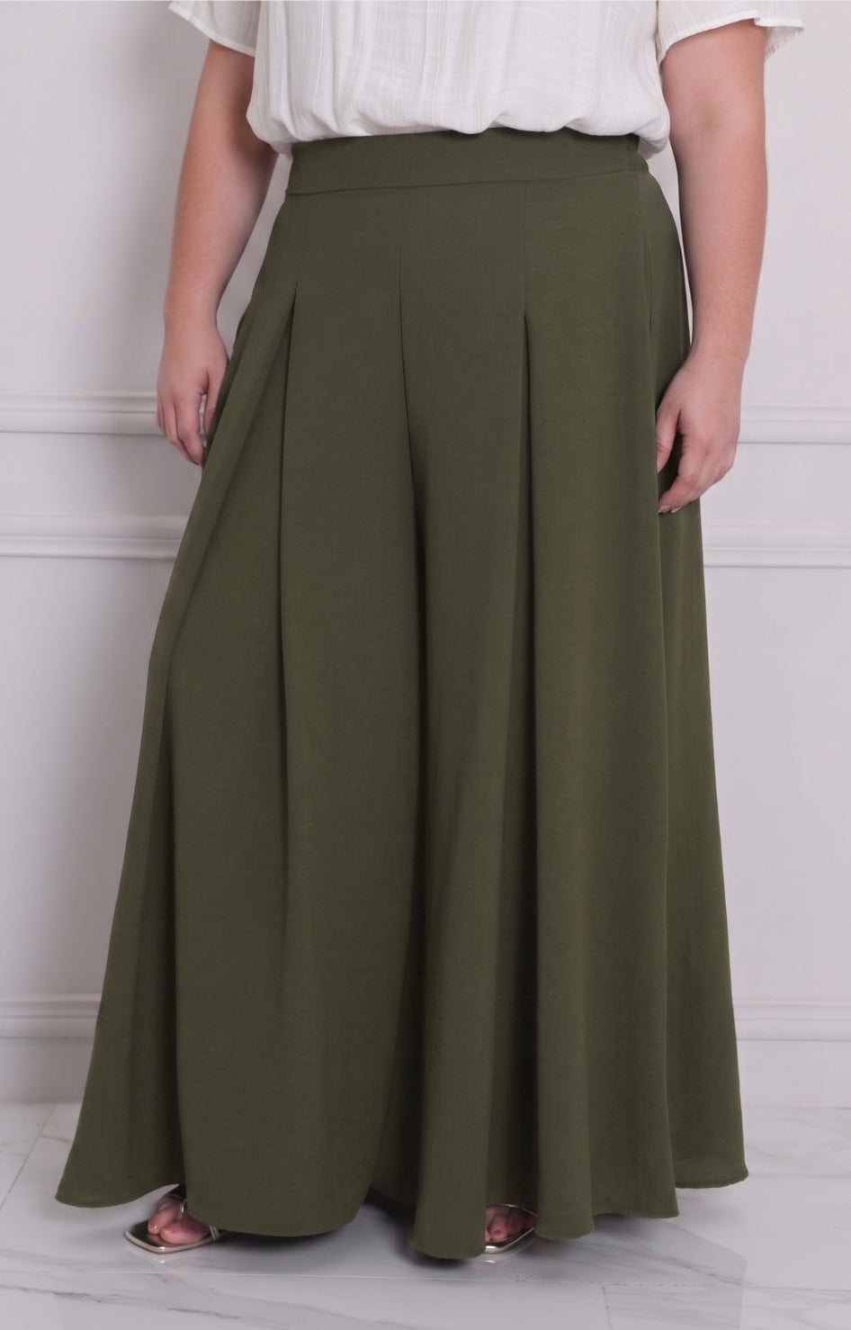 Pantalón amplio tipo PANTALON CURVY de la marca Boutiquemirel, en tela fluida y corte relajado, visible en la imagen.