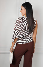 Blusa animal print con manga asimétrica