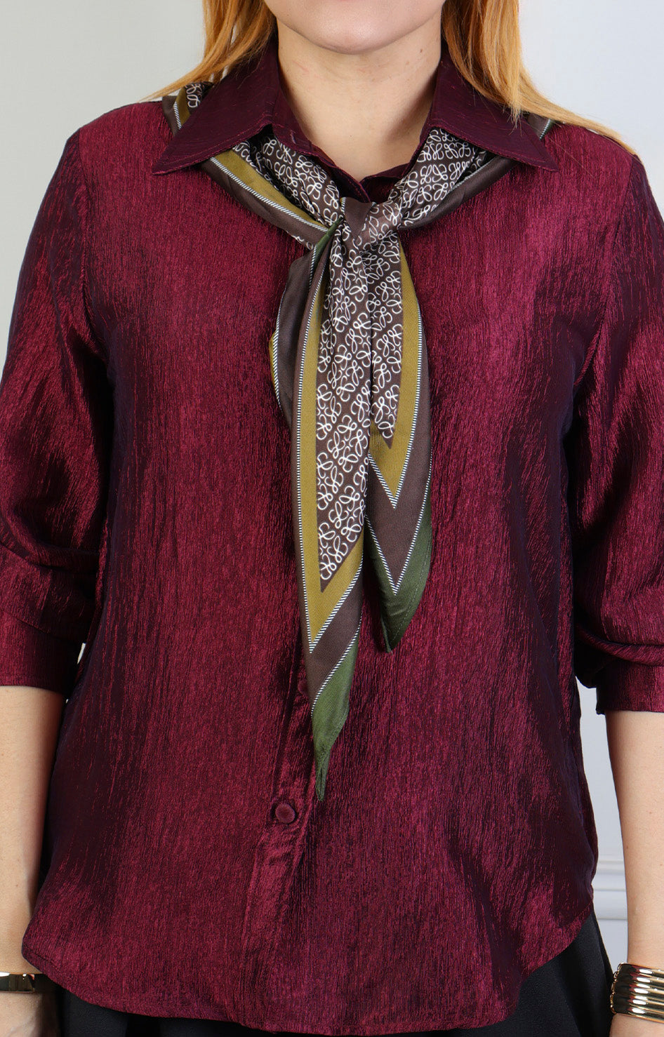 Blusa con cuello camisero y mascada
