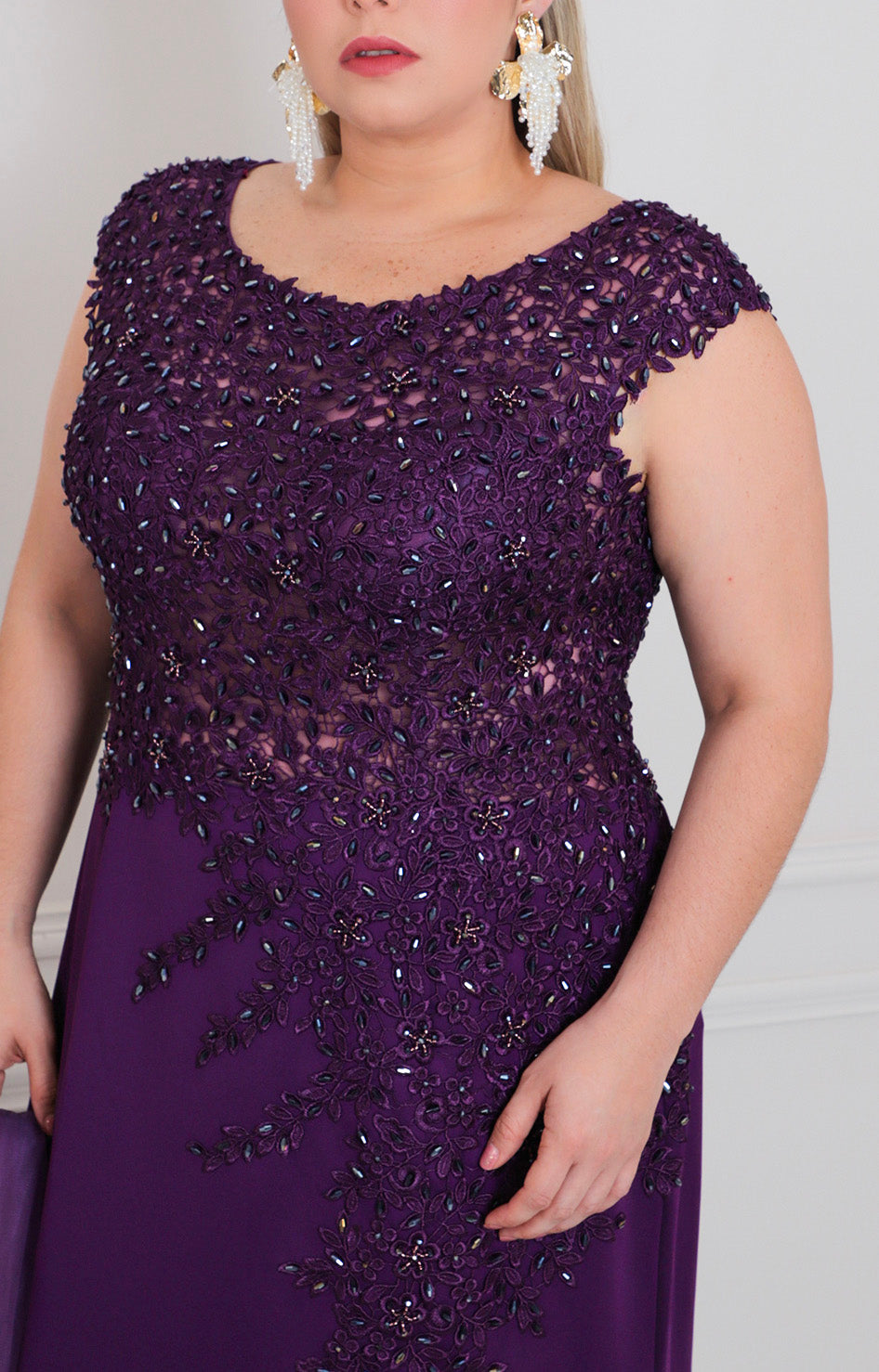 Vestido con pedrería y apertura