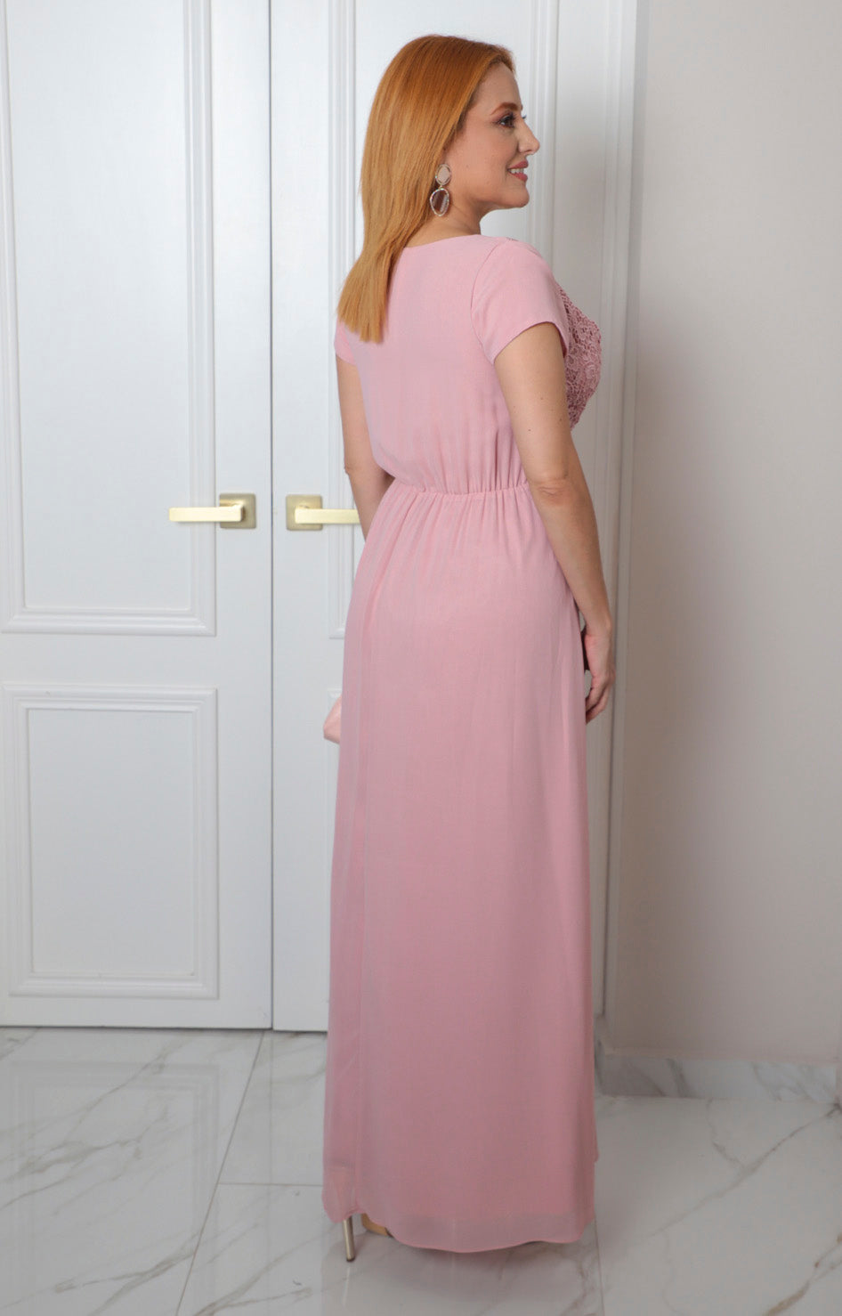 Vestido largo rosa con encaje en busto