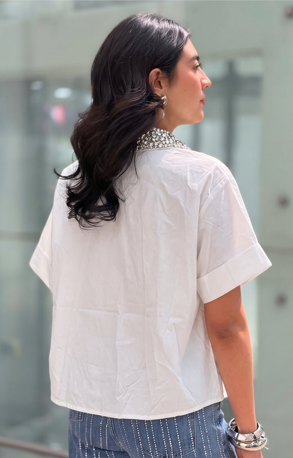 Blusa blanca con aplicaciones de brillos