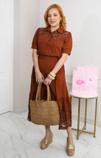 Conjunto de guipur con falda midi