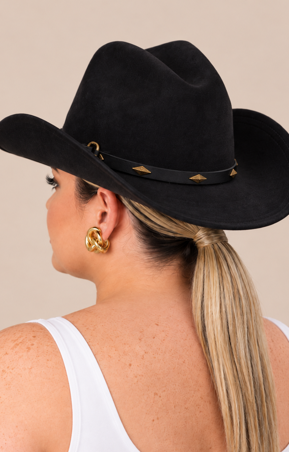 Sombrero vaquero negro con conchos Boutiquemirel vista frontal