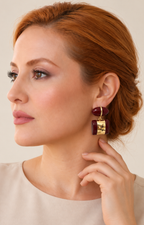 Aretes colgantes vino con detalle dorado