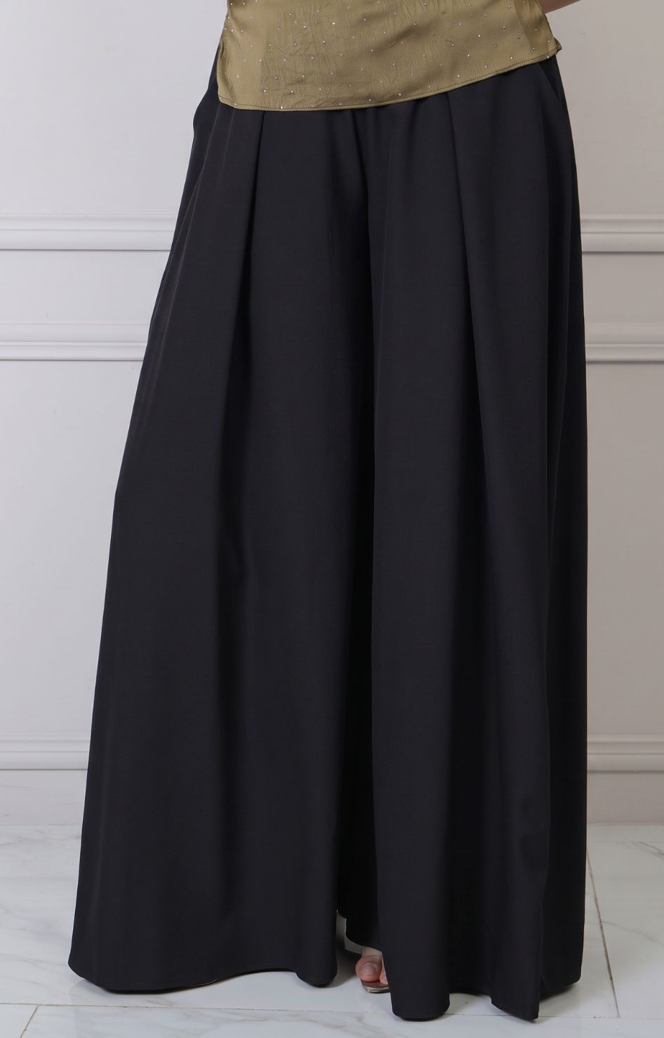 Pantalón amplio de estilo regular de la marca Boutiquemirel, en color neutro, mostrando su corte cómodo y moderno.
