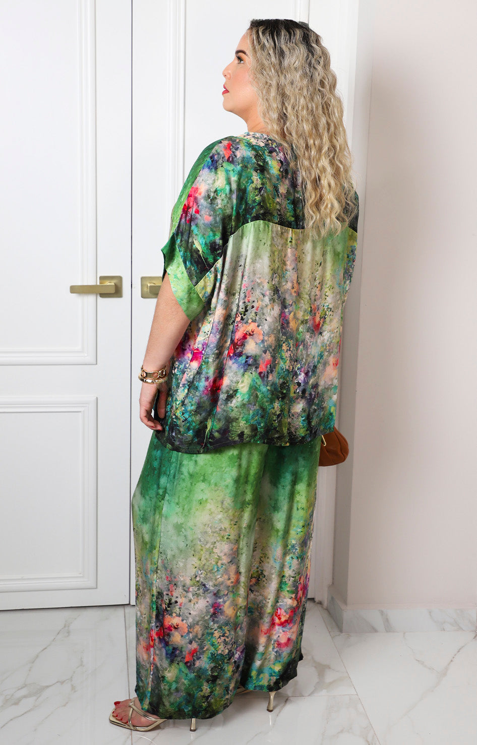 Conjunto verde amplio con estampado acuarela
