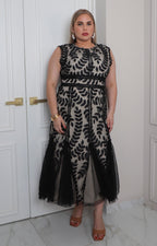 Vestido corto curvy Boutiquemirel con hojas bordadas en la parte superior, estilo femenino y detalles elegantes en la prenda.