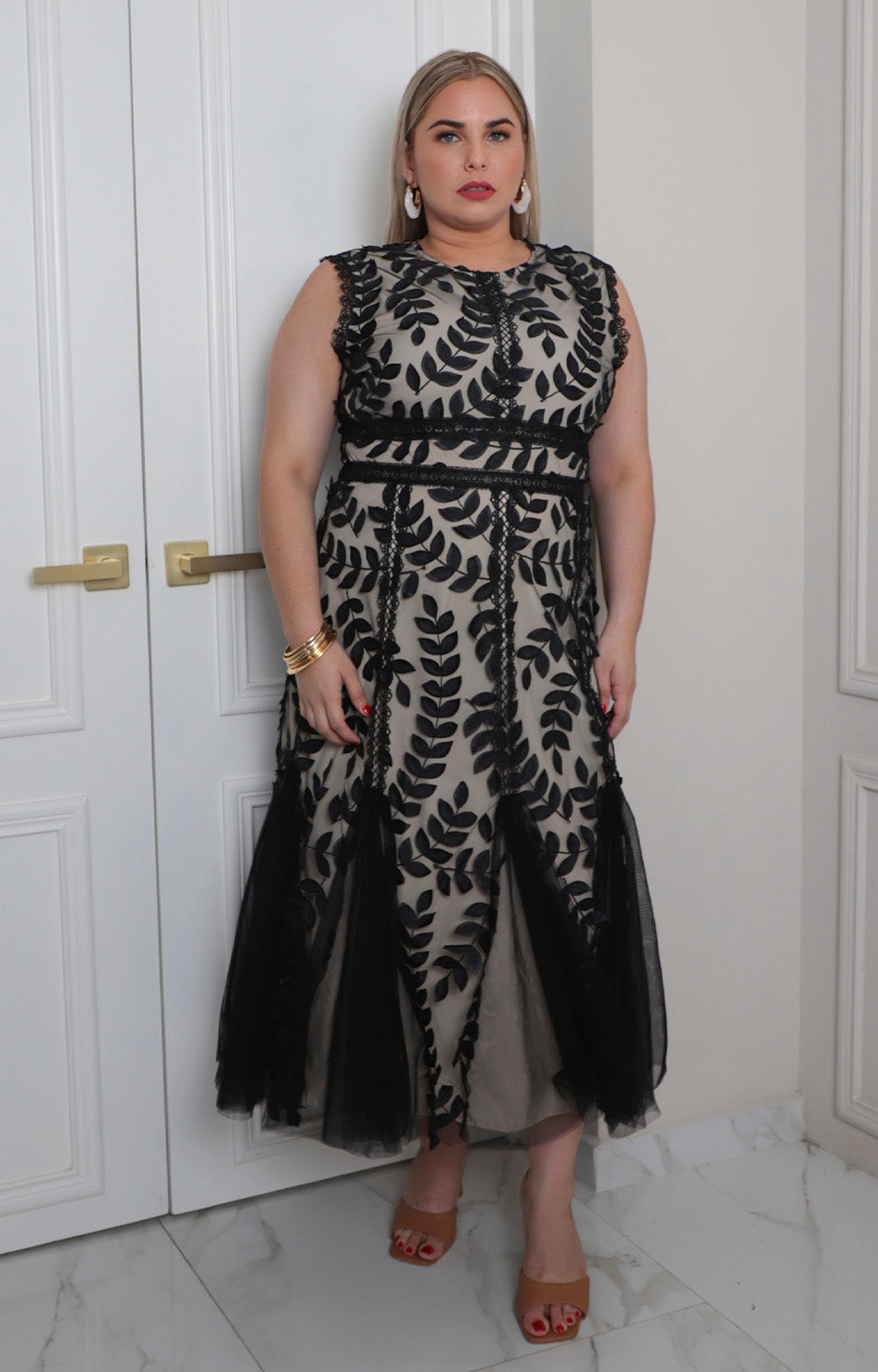 Vestido corto curvy Boutiquemirel con hojas bordadas en la parte superior, estilo femenino y detalles elegantes en la prenda.