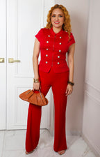 Blusa roja estilo militar con botones dorados