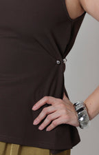 Blusa sin mangas de cuello alto de la marca Boutiquemirel, estilo regular, en color neutro, vista frontal mostrando diseño elegante.