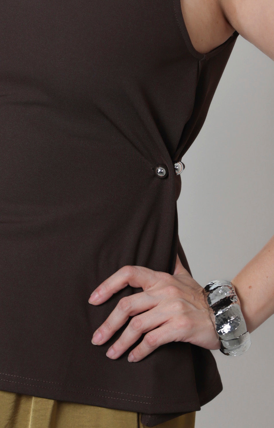 Blusa sin mangas de cuello alto de la marca Boutiquemirel, estilo regular, en color neutro, vista frontal mostrando diseño elegante.