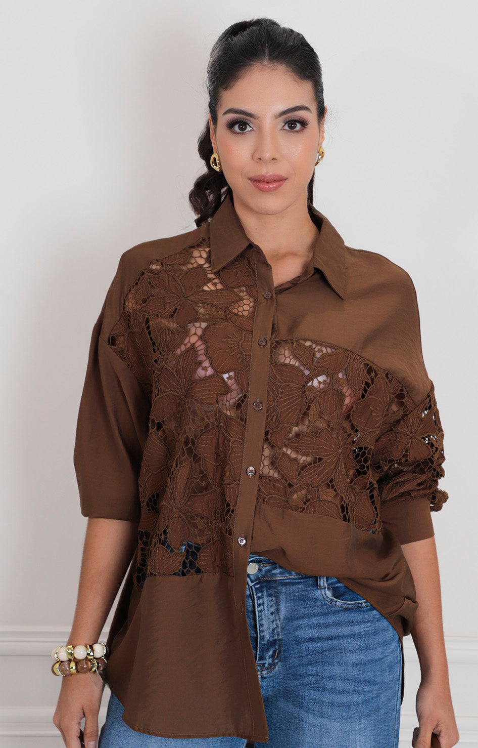 Blusa café con guipiur