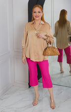 Blusa satinada con botón dorado