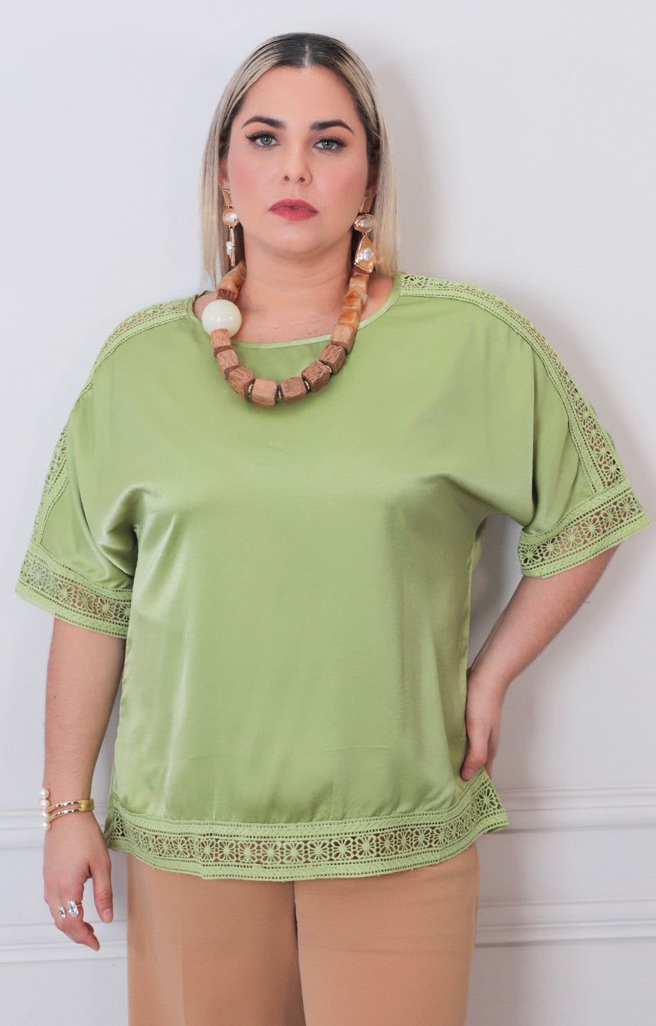 Blusa lisa con bordado - BLUSAS CURVY Boutiquemirel 