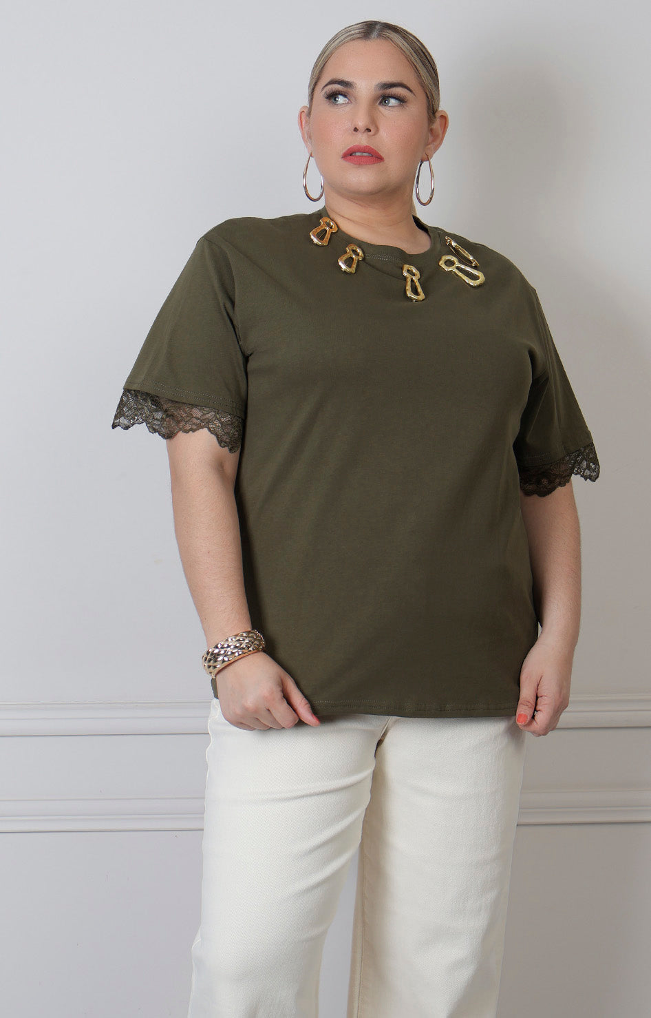 Blusa curvy Boutiquemirel con detalles dorados y encaje en las mangas, estilo elegante y moderno, vista frontal.