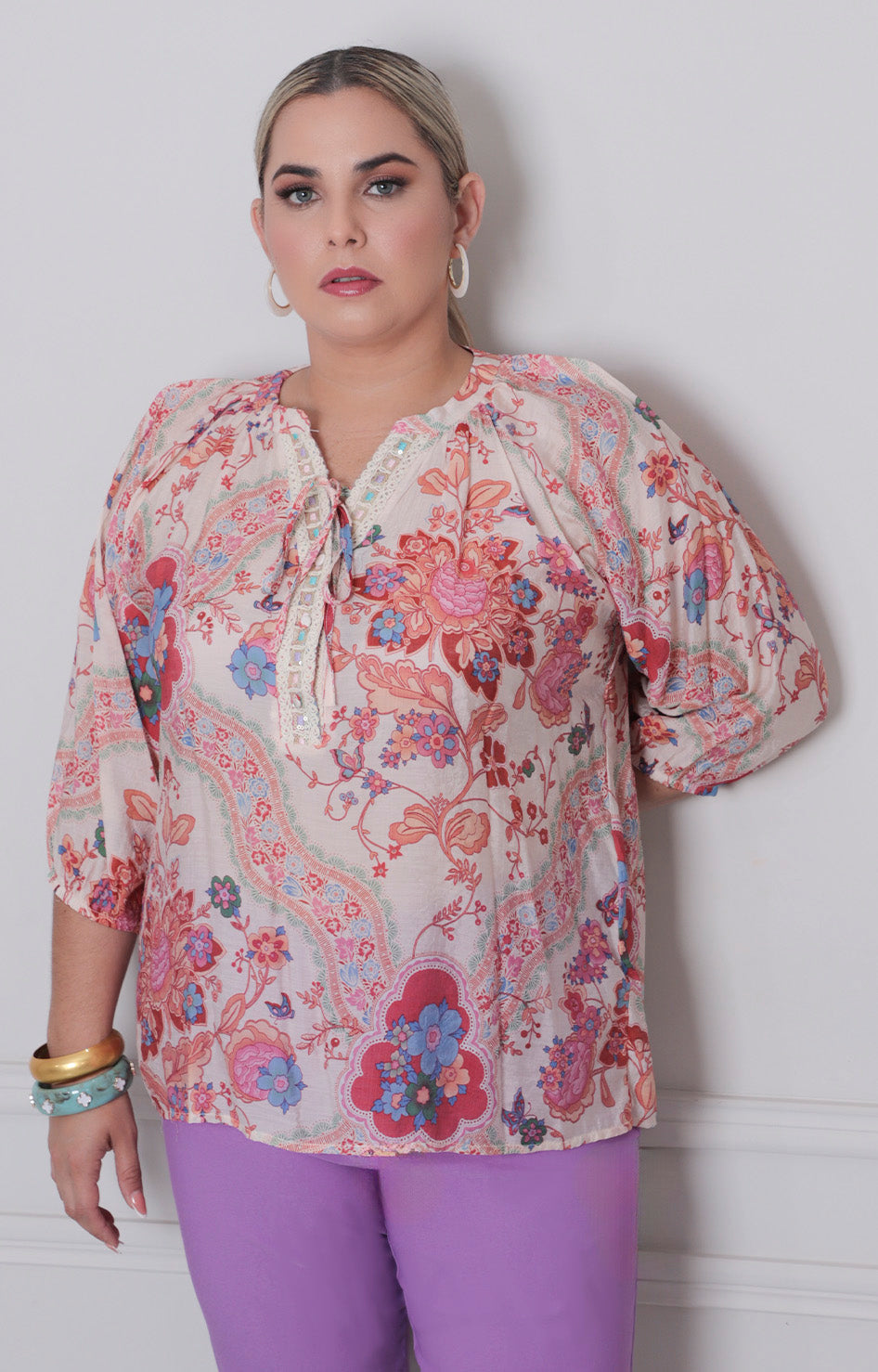 Blusa estampada con detalle de bordado - BLUSAS CURVY Boutiquemirel 