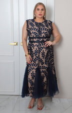 Vestido corto curvy Boutiquemirel con hojas bordadas en tela ligera y diseño ajustado que resalta la figura femenina.