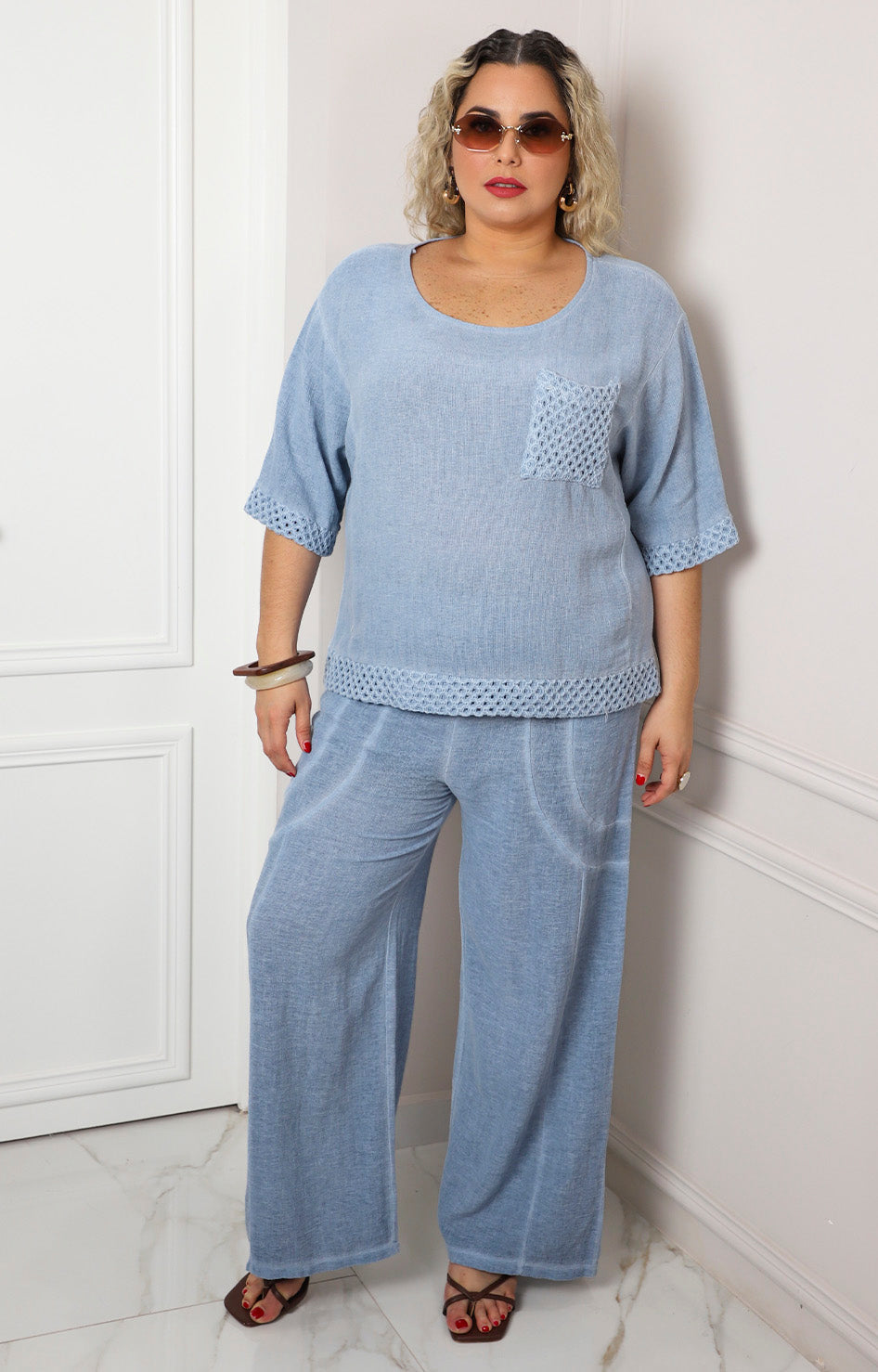 Conjunto azul con detalles bordados