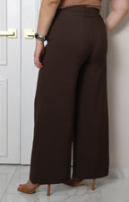 Pantalón curvy de pierna ancha con hebilla, estilo moderno, en tela negra, de la marca Boutiquemirel.