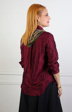 Blusa con cuello camisero y mascada
