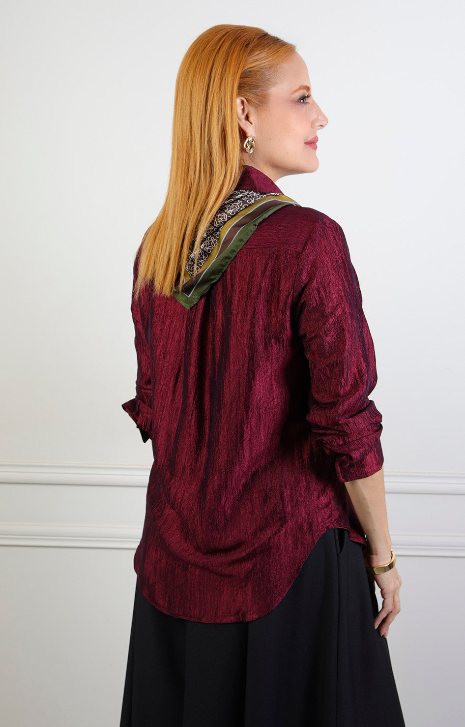Blusa con cuello camisero y mascada