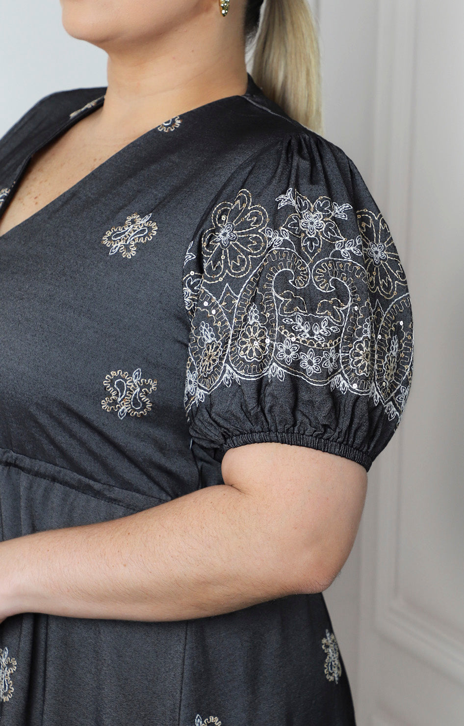 Vestido corto con bordados florales