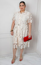 Vestido beige de guipur floral con cinturón