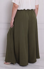 Pantalón curvy de corte amplio de la marca Boutiquemirel, muestra el diseño cómodo y moderno en color neutro.