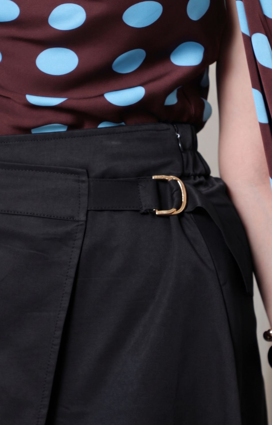 Falda larga asimétrica Boutiquemirel con detalle dorado y diseño elegante visible en la prenda