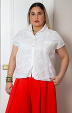 Blusa camisera blanca con encaje floral