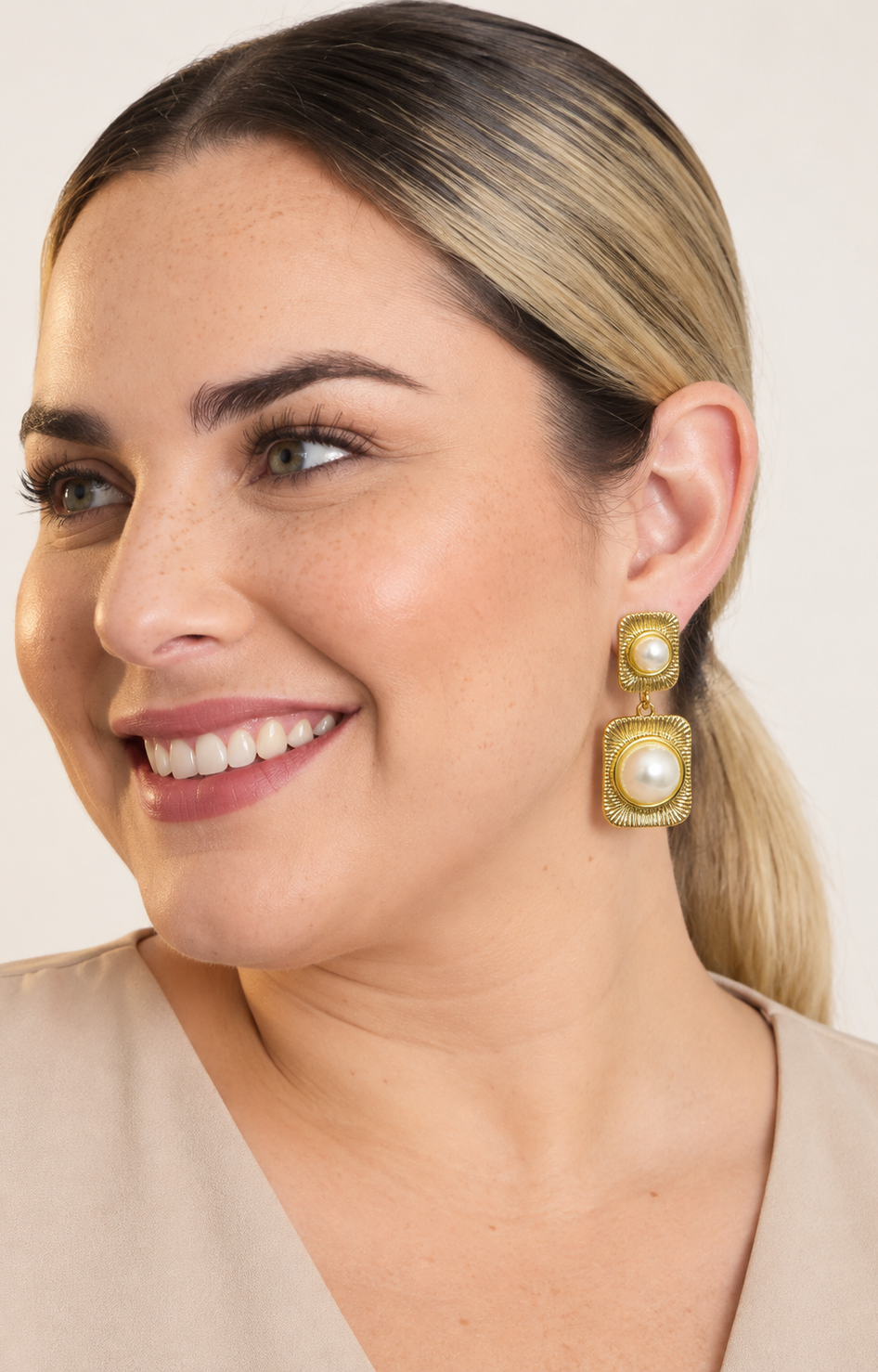 Aretes colgantes dorados con perla