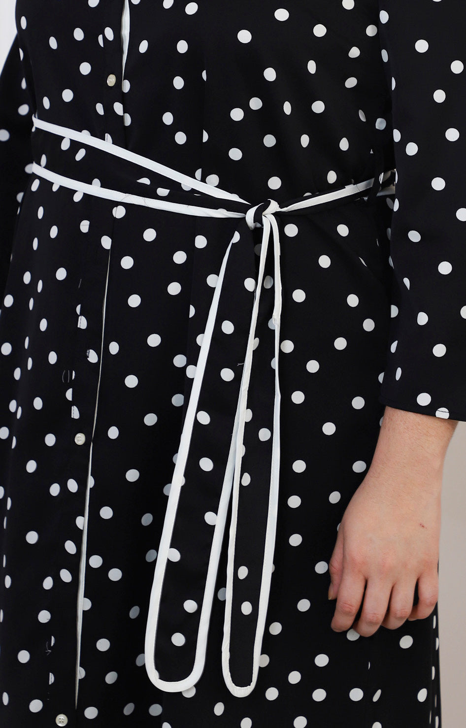 Vestido camisero negro con estampado polka dots