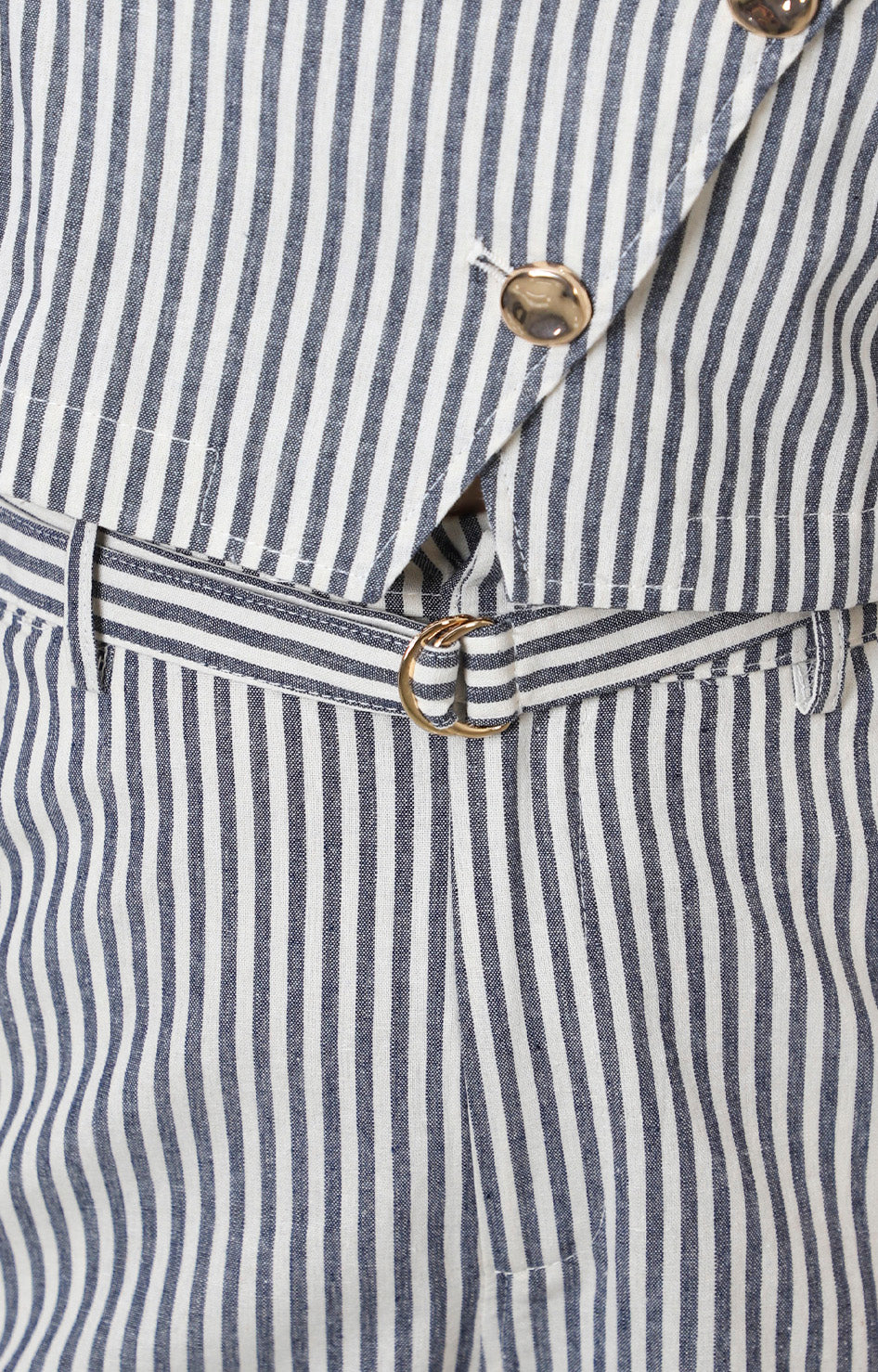 Conjunto estampado con botones dorados