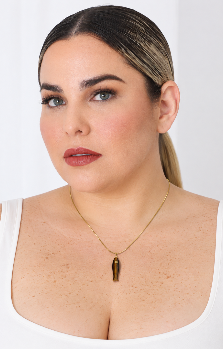 Collar fino con dije de piedra natural