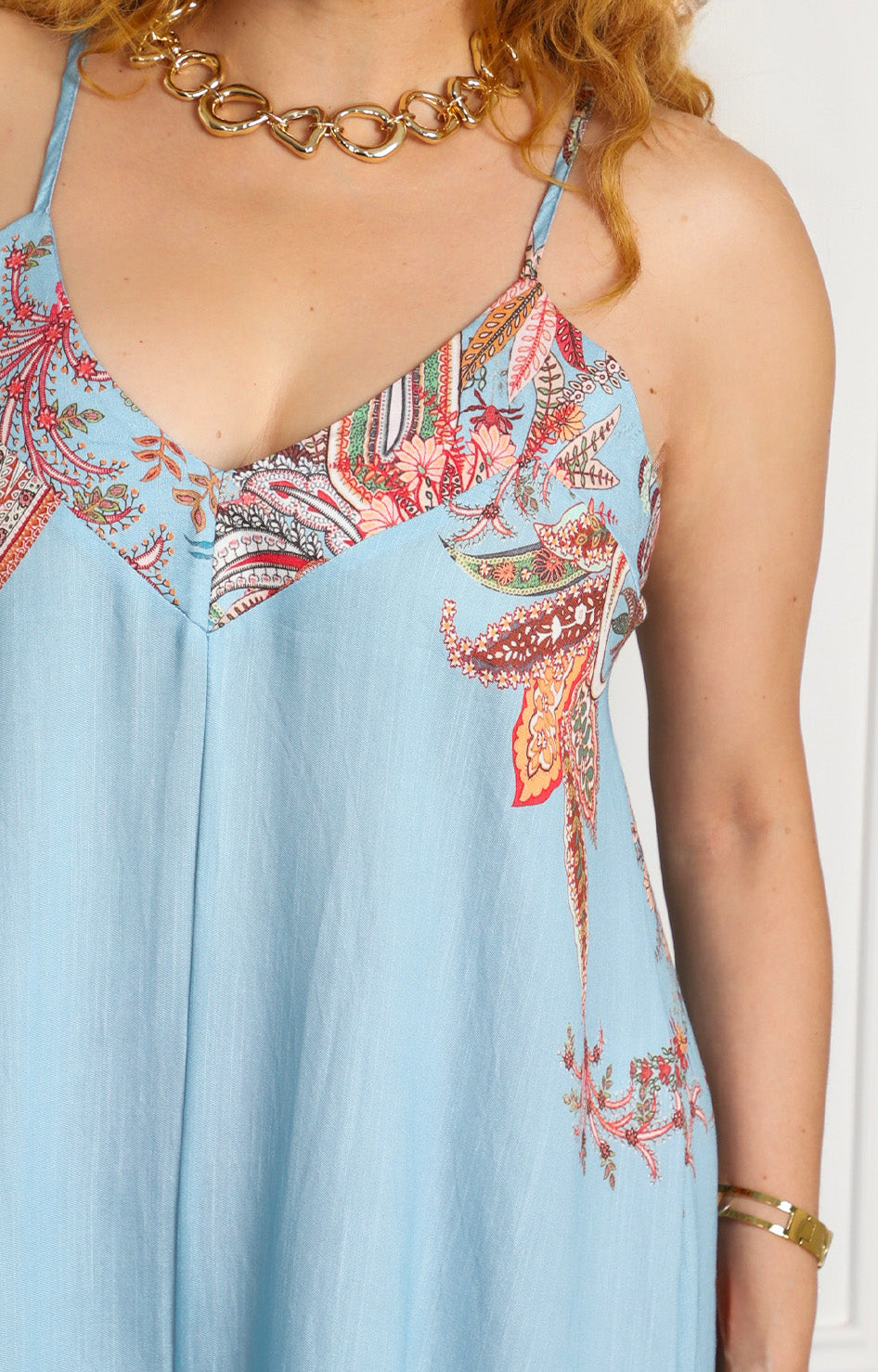Palazzo azul con cuello en v y estampado floral
