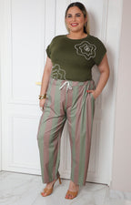 Pantalón jogger verde con rayas
