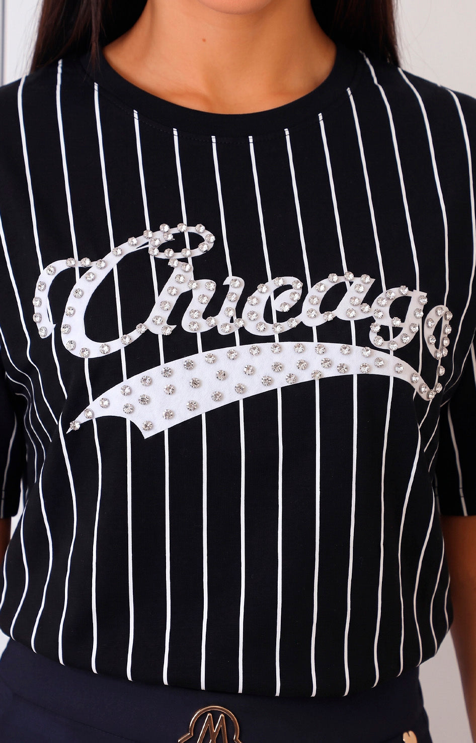 Blusa de rayas y aplicaciones de brillo