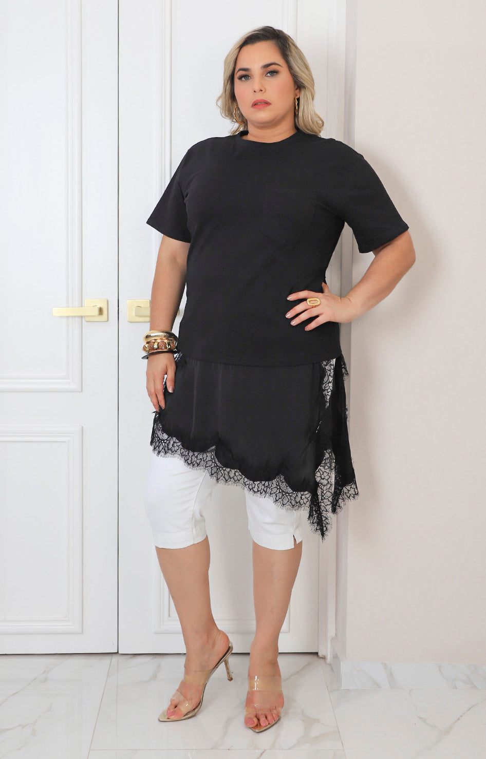 Blusa asímetrica con encaje