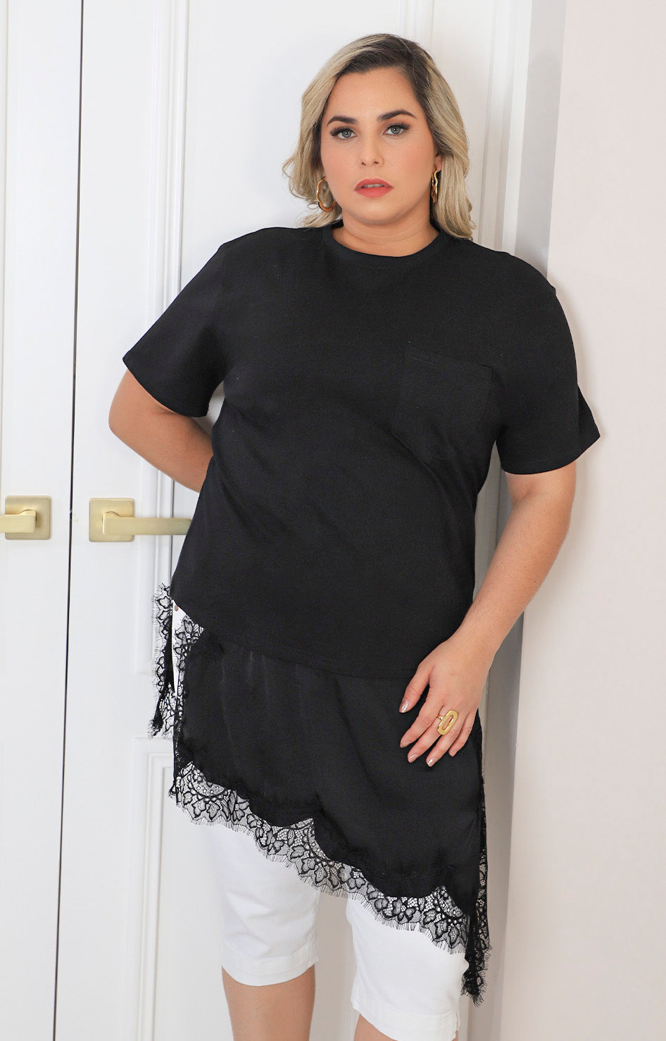 Blusa asímetrica con encaje