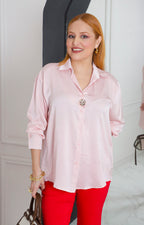 Blusa satinada con botón dorado